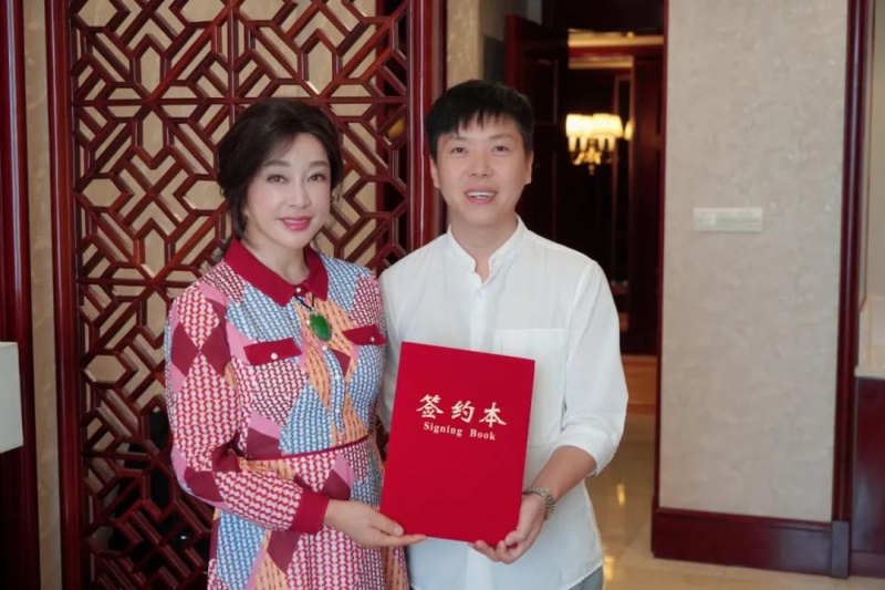 续签形象代言人刘晓庆，糖果派对品牌美满开放！