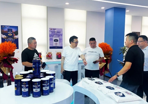 郑州仲和餐饮治理有限公司行政总厨秦广民一行三人，莅临郑州马吉尔食品工业园区调查互换！